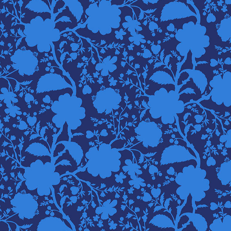 Tula Pink True Colors Wildflower Anemone -kangas, tummansininen tausta ja siniset kukkakuviot. Täydellinen tilkkutöihin ja käsitöihin.