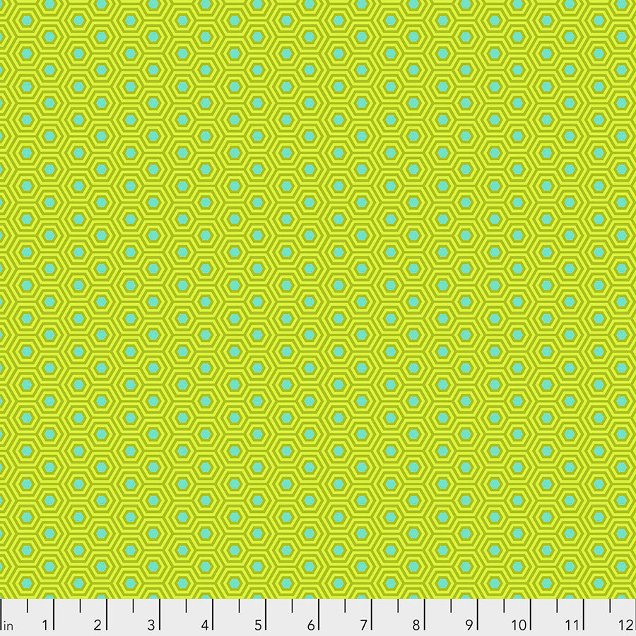 Tula Pink True Colors Hexy Chameleon  -kangas, vihreän pohja pastellisilla hexagon-kuvioilla.