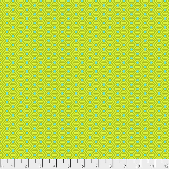 Tula Pink True Colors Hexy Chameleon  -kangas, vihreän pohja pastellisilla hexagon-kuvioilla.