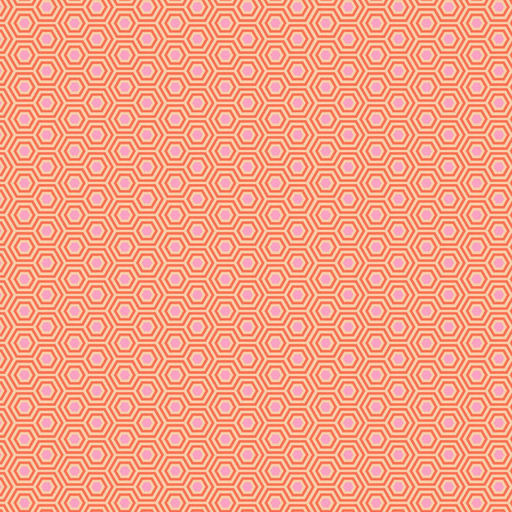 Tula Pink True Colors Hexy Peach Blossom  -kangas, persikan sävyinen pohja pastellisilla hexagon-kuvioilla.