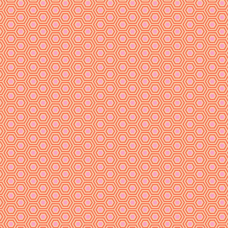 Tula Pink True Colors Hexy Peach Blossom -kangas, persikan sävyinen pohja pastellisilla hexagon-kuvioilla.