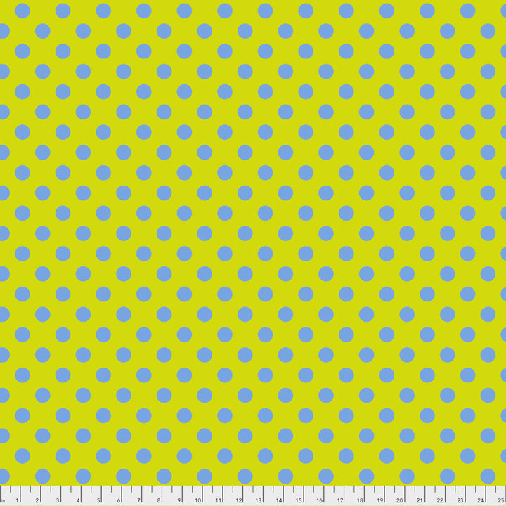 Tula Pink True Colors Pom Poms Myrtle -puuvillakangas, keltainen tausta, suuret siniset pilkut. Raikas ja värikäs kangas tilkkutöihin ja ompeluun.