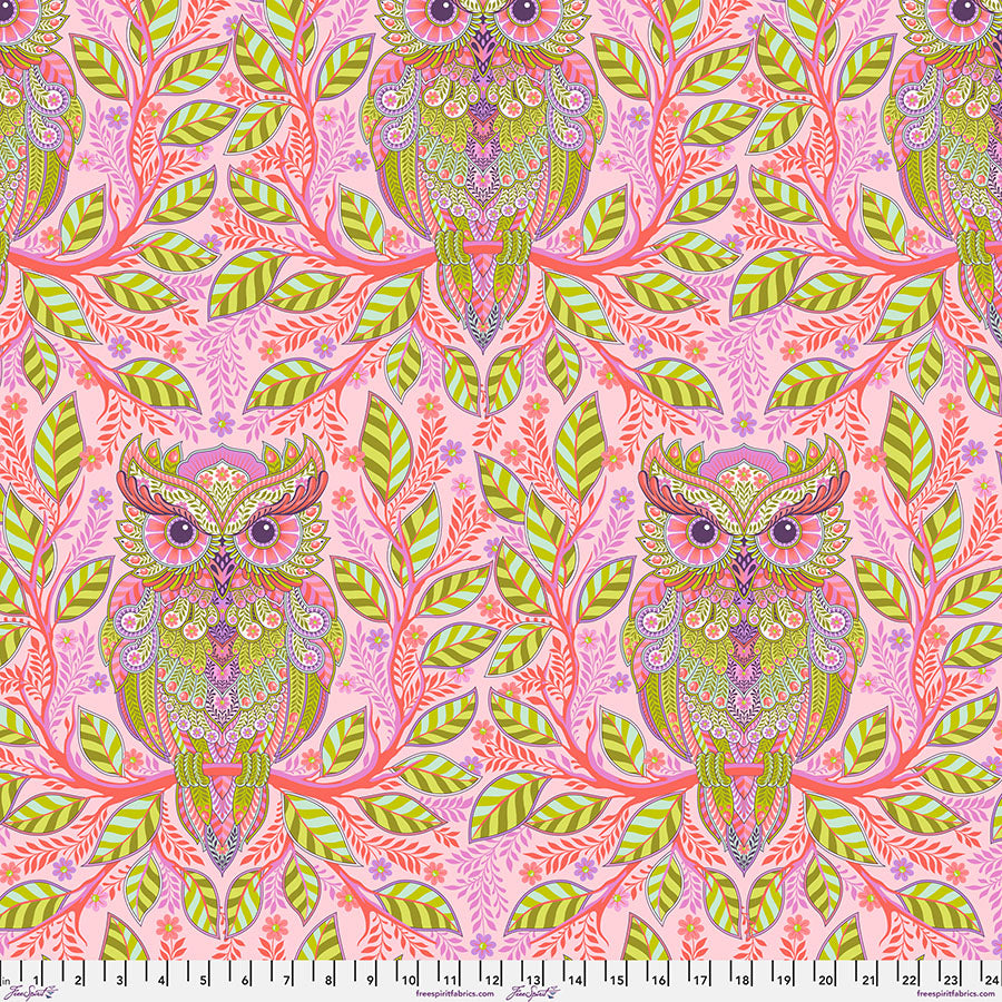 Tula Pink - Full Moon Forest II - Hootie Patootie Honey puuvillakangas, vaaleanpunainen pohjalla pöllökuvio