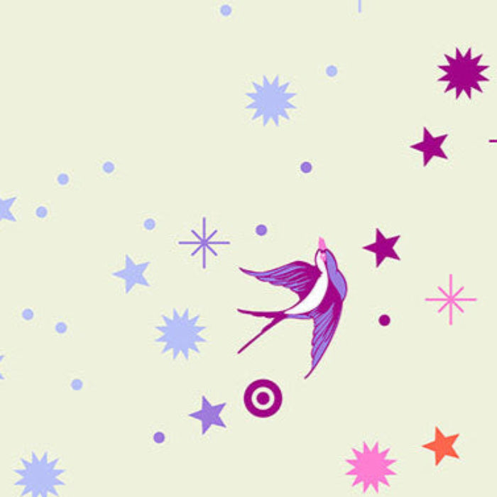 Tula Pink Fairy Dust Cotton Candy XL - puuvillasatiini leveä takakangas, jossa on sateenkaaren värisiä pääskysiä ja tähtikuvioita kermansävyisellä pohjalla.