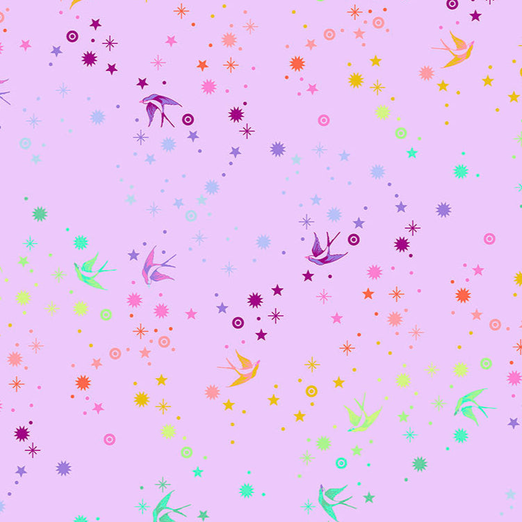 Tula Pink Fairy Dust Sherbet- puuvillakangas, jossa on sateenkaaren värisiä pääskysiä ja tähtikuvioita lilansävyisellä pohjalla.