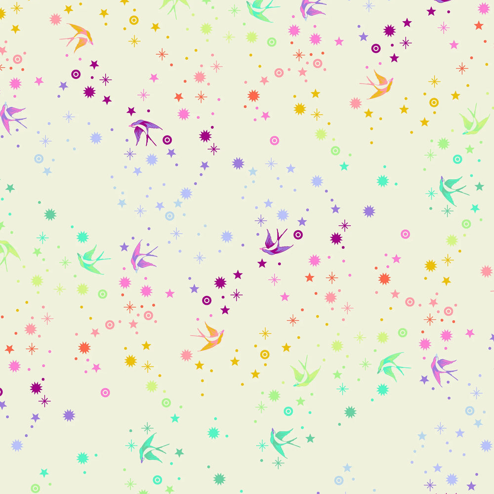 Tula Pink Fairy Dust Cotton Candy - puuvillakangas, jossa on sateenkaaren värisiä pääskysiä ja tähtikuvioita kermansävyisellä pohjalla.