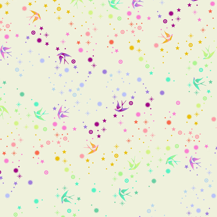 Tula Pink Fairy Dust Cotton Candy - puuvillakangas, jossa on sateenkaaren värisiä pääskysiä ja tähtikuvioita kermansävyisellä pohjalla.