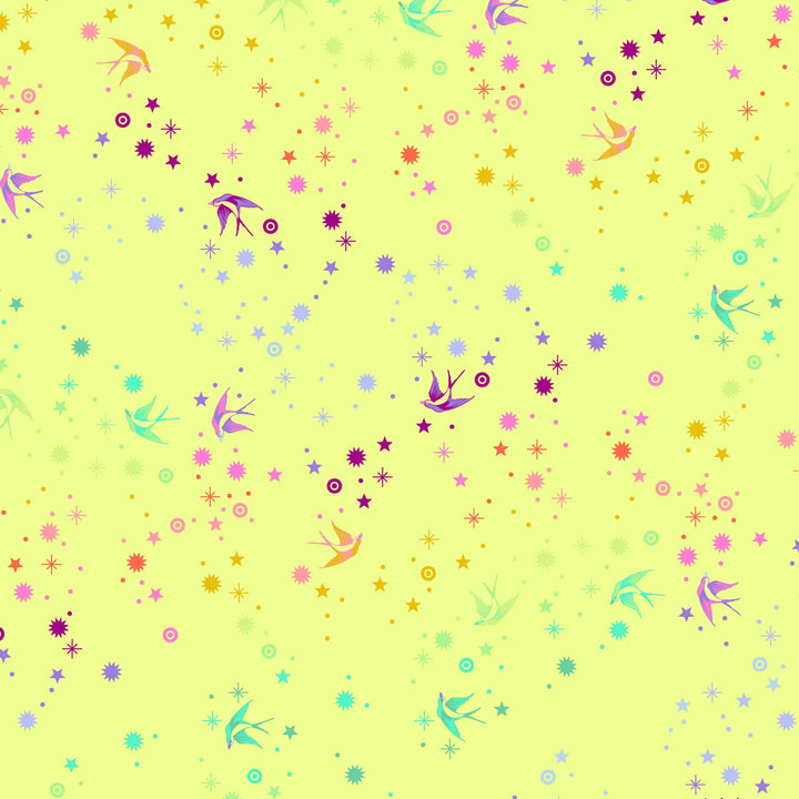 Tula Pink Fairy Dust Lime - puuvillakangas, jossa on sateenkaaren värisiä pääskysiä ja tähtikuvioita keltaisella pohjalla.