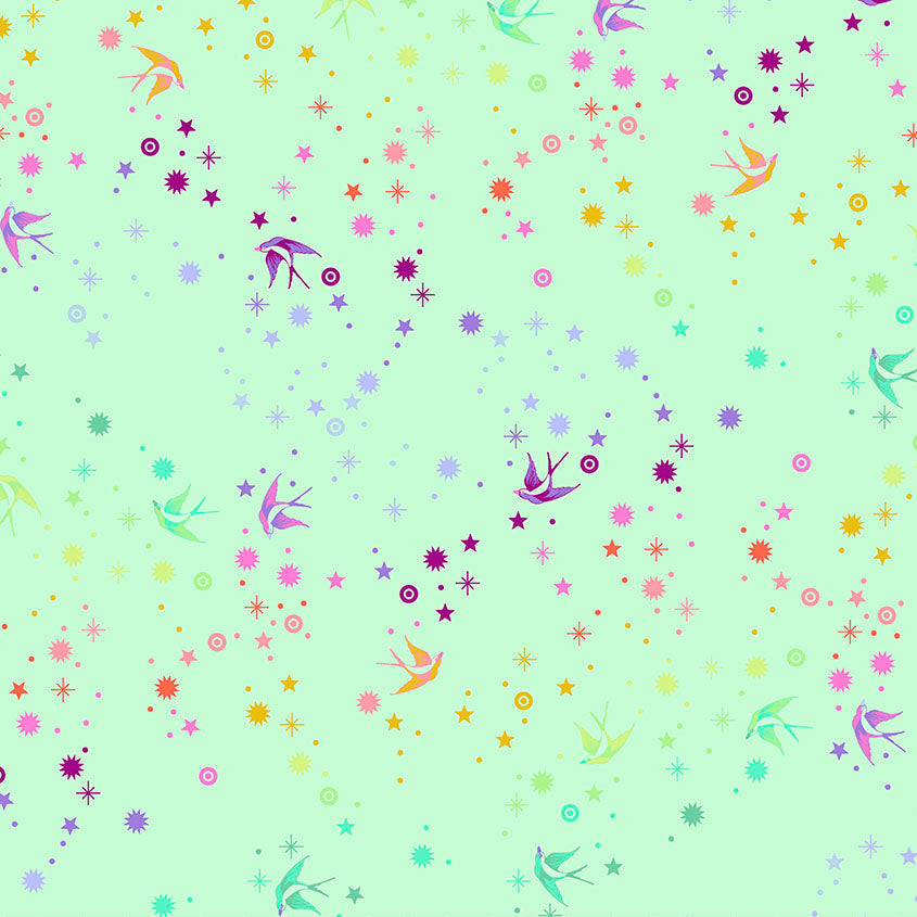Tula Pink Fairy Dust Mint - puuvillakangas, jossa on sateenkaaren värisiä pääskysiä ja tähtikuvioita vaaleanvihreällä pohjalla.