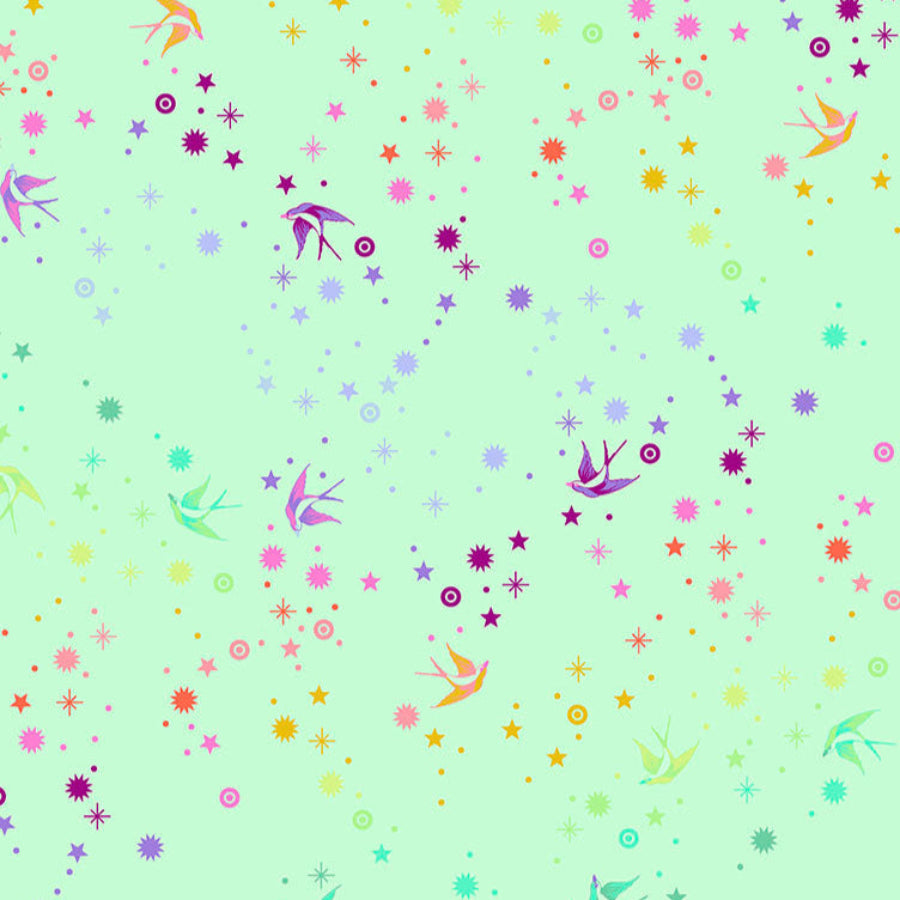 Tula Pink Fairy Dust Mint - puuvillakangas, jossa on sateenkaaren värisiä pääskysiä ja tähtikuvioita vaaleanvihreällä pohjalla.