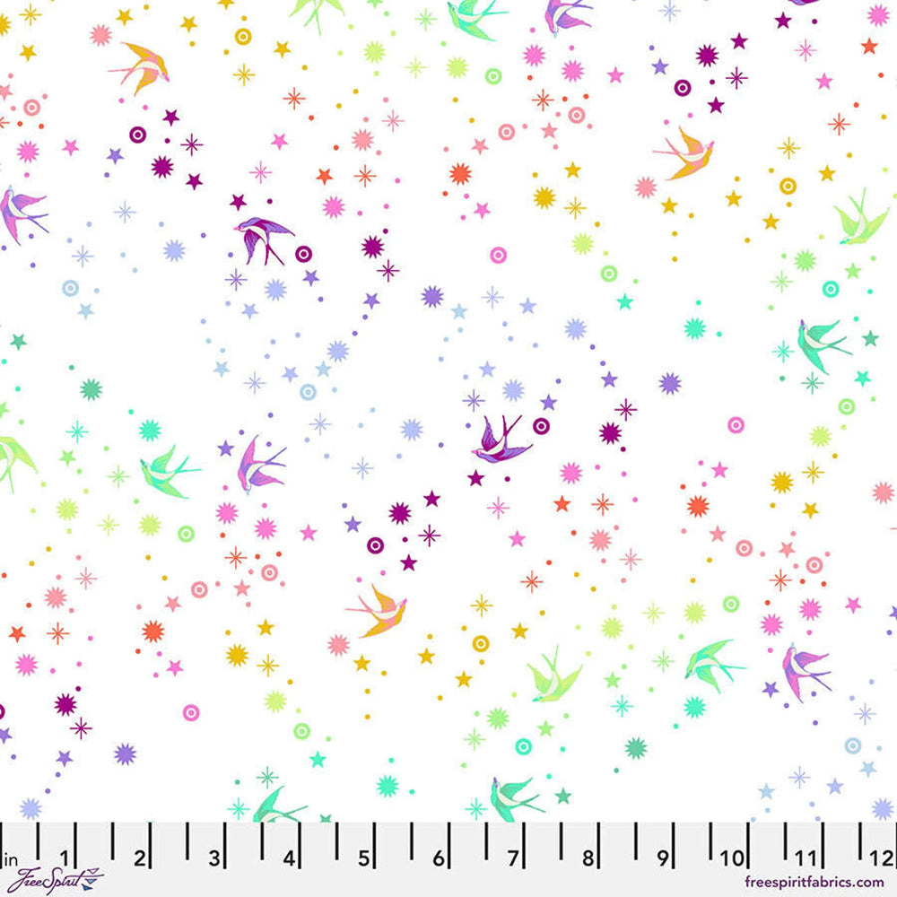 Tula Pink Fairy Dust White - puuvillakangas, jossa on sateenkaaren värisiä pääskysiä ja tähtikuvioita valkoisella pohjalla.
