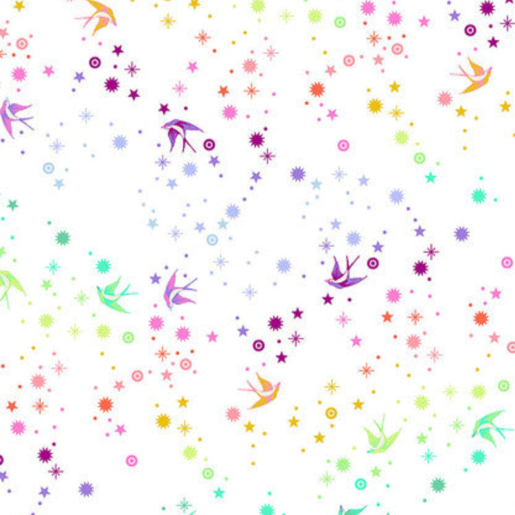 Tula Pink Fairy Dust White - puuvillakangas, jossa on sateenkaaren värisiä pääskysiä ja tähtikuvioita valkoisella pohjalla.