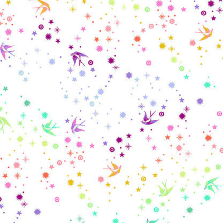 Tula Pink Fairy Dust White - puuvillakangas, jossa on sateenkaaren värisiä pääskysiä ja tähtikuvioita valkoisella pohjalla.