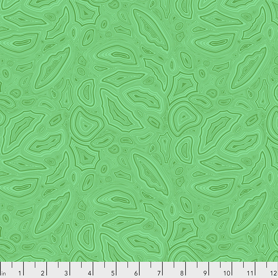 Kuvassa Tula Pinkin True Colors -kokoelman Mineral Emerald -puuvillakangas vihreässä sävyssä. Mineraalimainen, orgaaninen kuvio.