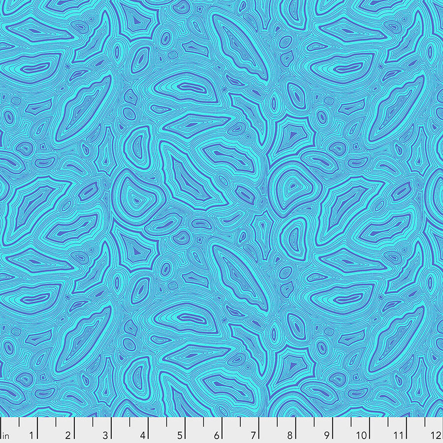 Kuvassa Tula Pinkin True Colors kokoelman Mineral Topaz -puuvillakangas sinisessä sävyssä. Mineraalimainen, orgaaninen kuvio.