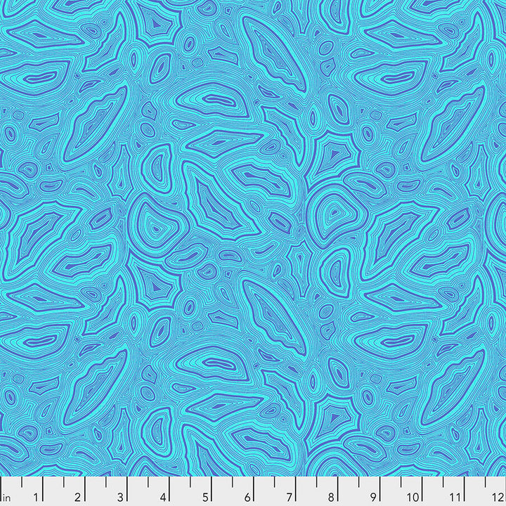 Kuvassa Tula Pinkin True Colors kokoelman Mineral Topaz -puuvillakangas sinisessä sävyssä. Mineraalimainen, orgaaninen kuvio.