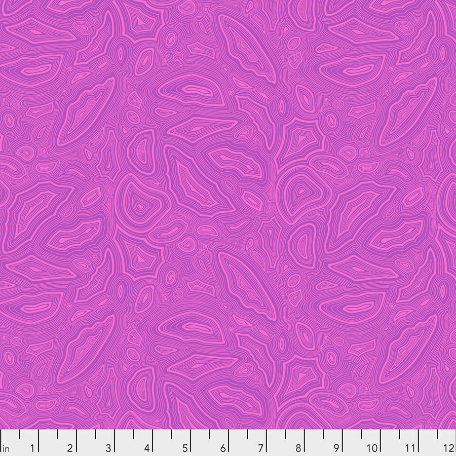 Kuvassa Tula Pinkin True Colors -kokoelman Mineral Tourmaline -puuvillakangas violetissa sävyssä. Mineraalimainen, orgaaninen kuvio.