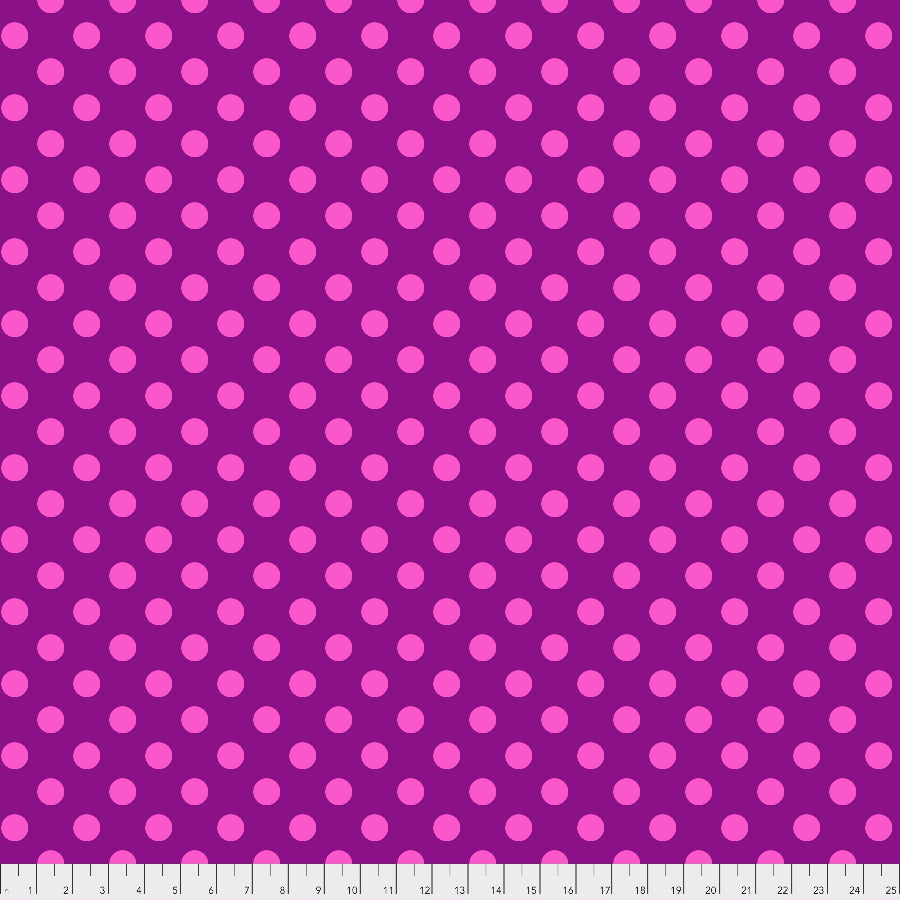 Tula Pink True Colors Pom Poms Foxglove -puuvillakangas, violetti-tausta, suuret vaaleanpunaiset pilkut. Raikas ja värikäs kangas tilkkutöihin ja ompeluun.