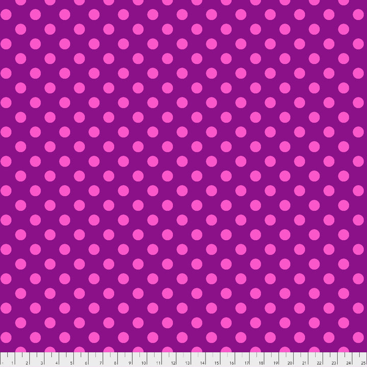 Tula Pink True Colors Pom Poms Foxglove -puuvillakangas, violetti-tausta, suuret vaaleanpunaiset pilkut. Raikas ja värikäs kangas tilkkutöihin ja ompeluun.