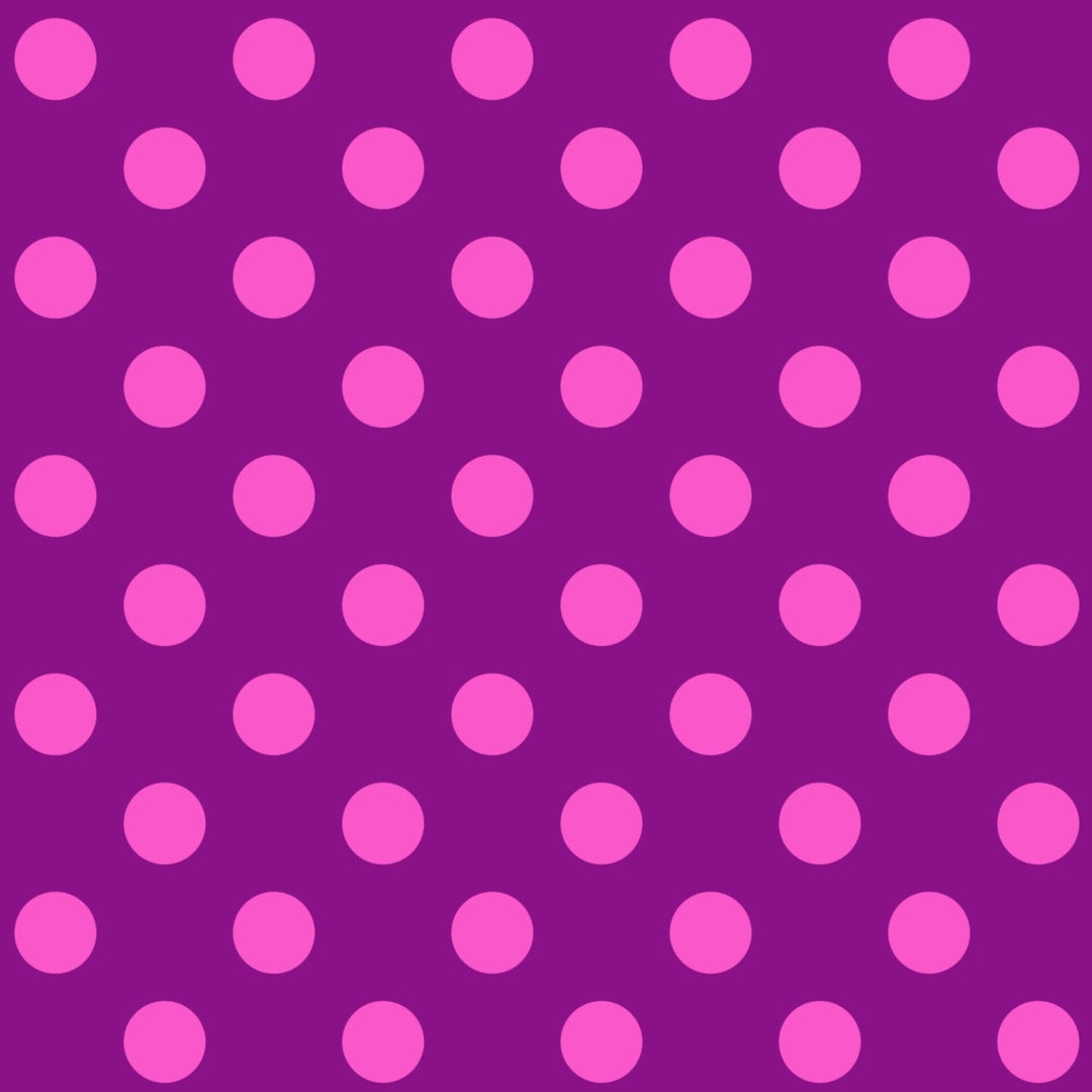 Tula Pink True Colors Pom Poms Foxglove -puuvillakangas, violetti-tausta, suuret vaaleanpunaiset pilkut. Raikas ja värikäs kangas tilkkutöihin ja ompeluun.