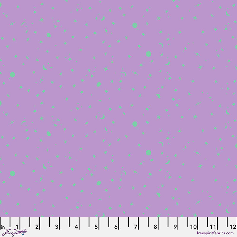 Tula Pink True Colors 2025 Space Sprinkles Frozen Berry kangas, lila tähtitaivastaivaskangas, laadukasta 100% puuvillaa, täydellinen tilkkutöihin.