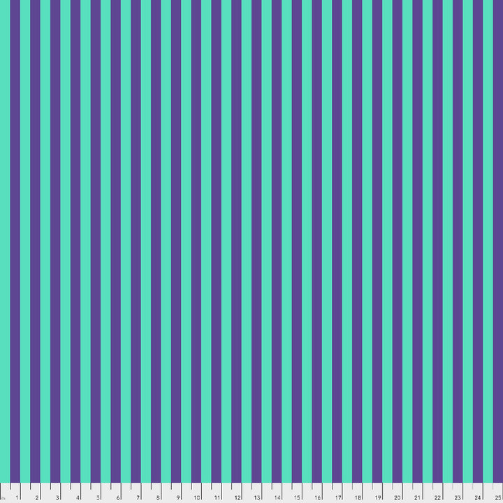 Tula Pink True Colors Tent Stripe Iris - turkoosi/violettiraidallinen 100% puuvillakangas, jossa ½ tuuman raidat. Täydellinen kanttaukseen ja moderniin tilkkutöihin.