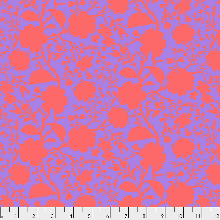 Tula Pink True Colors Wildflower Tigerlily -kangas, sini-violetin sävyinen tausta ja punaiset kukkakuviot. Täydellinen tilkkutöihin ja käsitöihin.