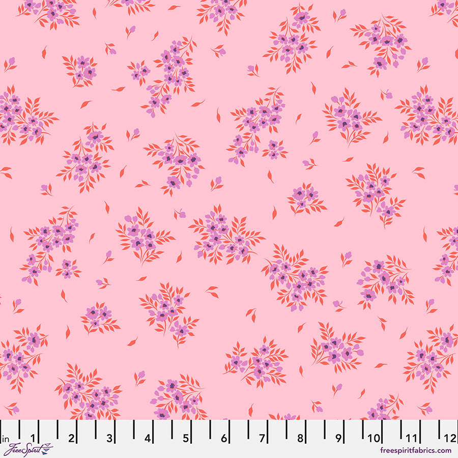 Tula Pink True Colors 2025 What a Ditz Pink Lemonade kangas, vaaleanpunainen kukkakuviollinen kangas, laadukasta 100% puuvillaa, täydellinen tilkkutöihin.