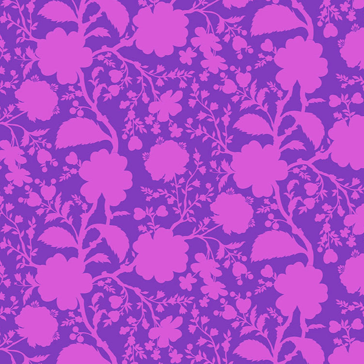 Tula Pink True Colors Wildflower Dahlia -kangas, violetin sävyinen tausta ja vaaleanpunaiset kukkakuviot. Täydellinen tilkkutöihin ja käsitöihin.