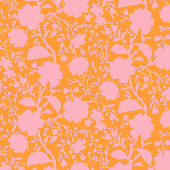 Tula Pink True Colors Wildflower Blossom -kangas, persikan sävyinen tausta ja vaaleanpunaiset kukkakuviot. Täydellinen tilkkutöihin ja käsitöihin.