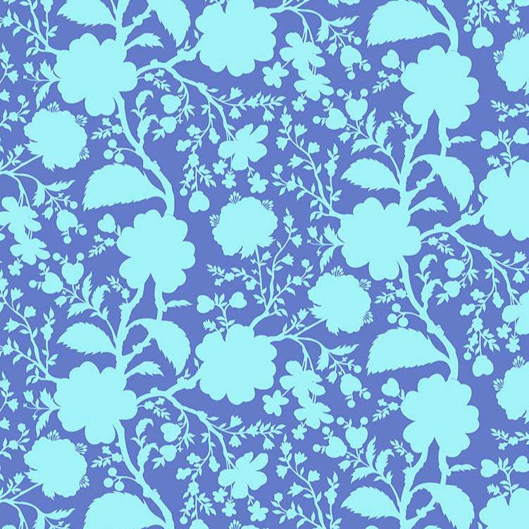 Tula Pink True Colors Wildflower Delphinium-kangas, tummansininen tausta ja turkoosit kukkakuviot. Täydellinen tilkkutöihin ja käsitöihin.