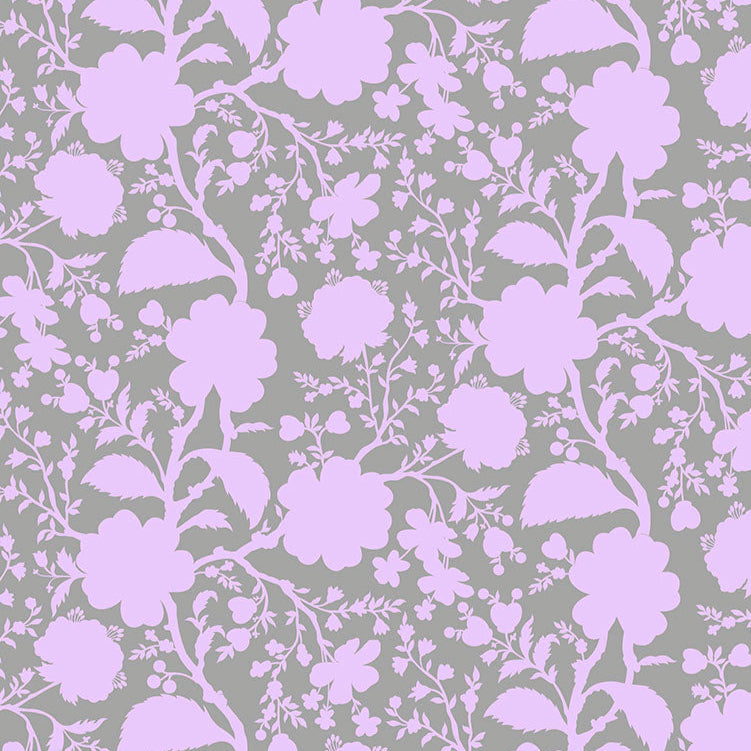 Tula Pink True Colors Wildflower Hydrangea -kangas, harmaa tausta ja lila-vaaleanpunaiset kukkakuviot. Täydellinen tilkkutöihin ja käsitöihin.