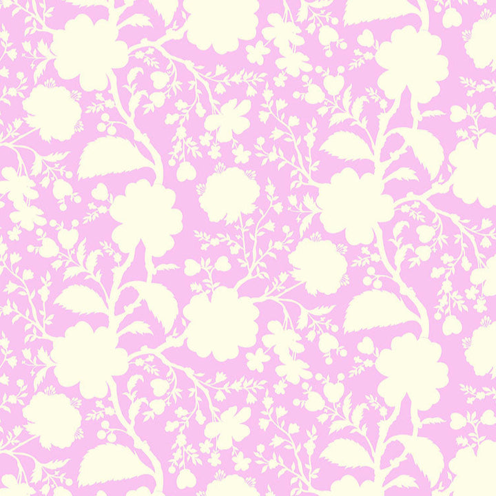 Tula Pink True Colors Wildflower Peony -kangas, vaaleanpunainen tausta ja valkoiset kukkakuviot. Täydellinen tilkkutöihin ja käsitöihin.