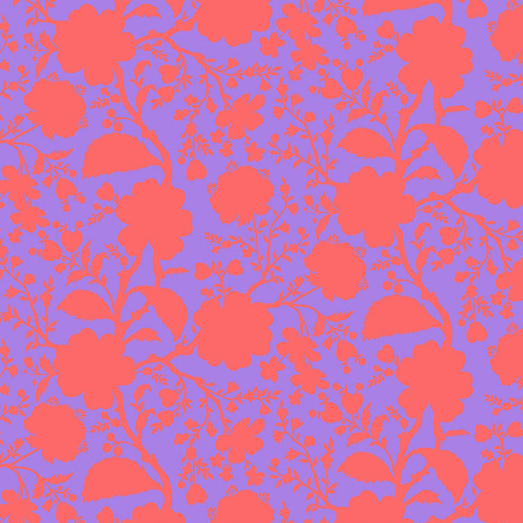 Tula Pink True Colors Wildflower Tigerlily -kangas, sini-violetin sävyinen tausta ja punaiset kukkakuviot. Täydellinen tilkkutöihin ja käsitöihin.