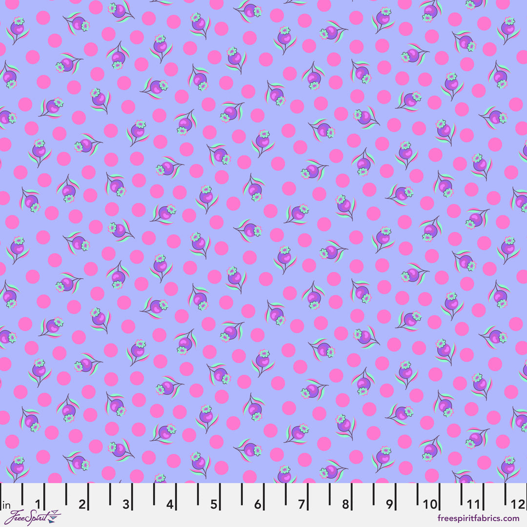 Tula Pinkin Untamed -kokoelman marjakuvioinen puuvillakangas neonkorostuksilla ja geometrisilla kuvioilla.