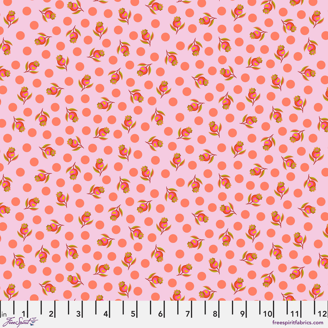 Impending Bloom Lunar,
Tula Pinkin Untamed -kokoelman marjakuvioinen puuvillakangas neonkoraostuksilla ja geometrisilla kuvioilla.