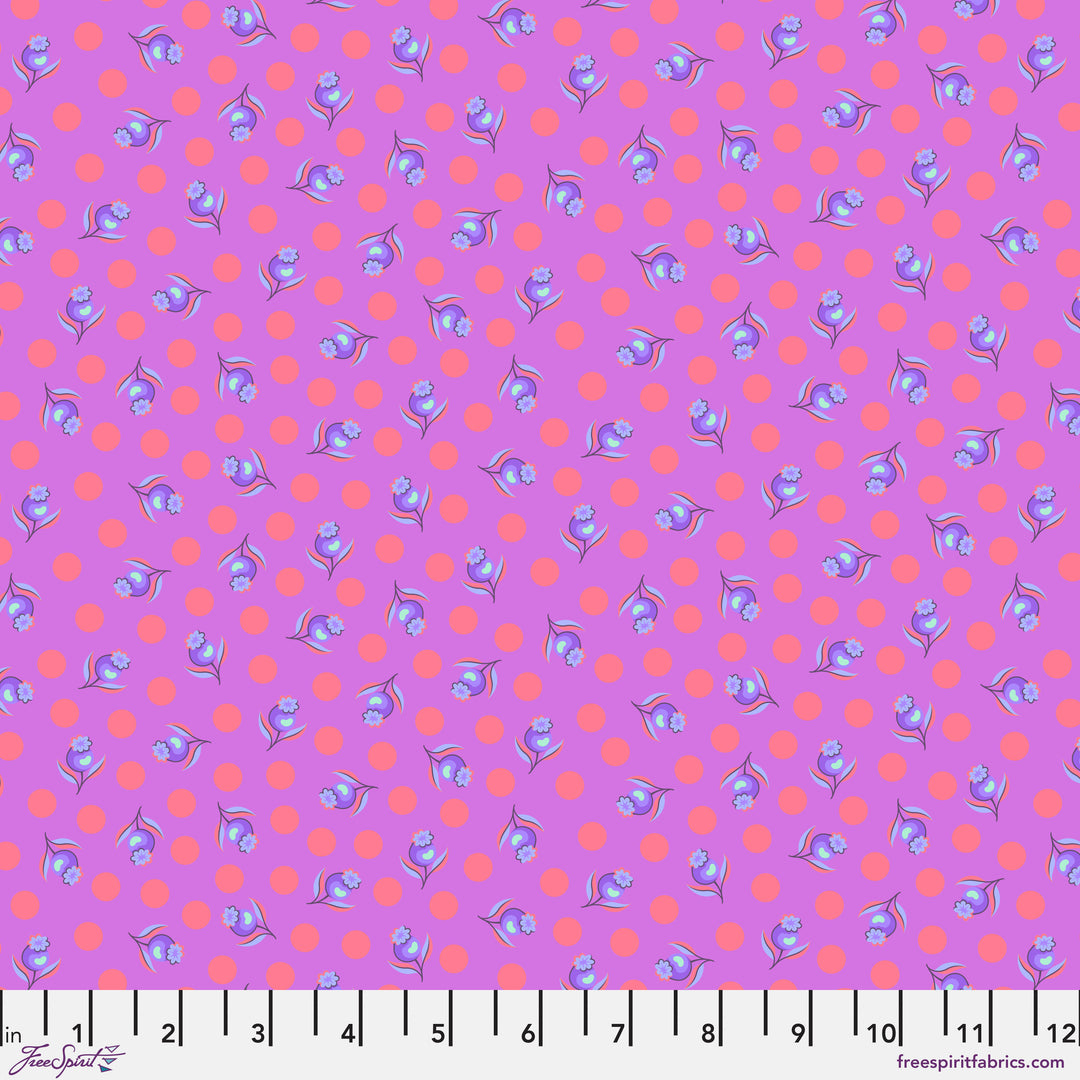 Impending Bloom Nova,
Tula Pinkin Untamed -kokoelman marjakuvioinen puuvillakangas neonkoraostuksilla ja geometrisilla kuvioilla.