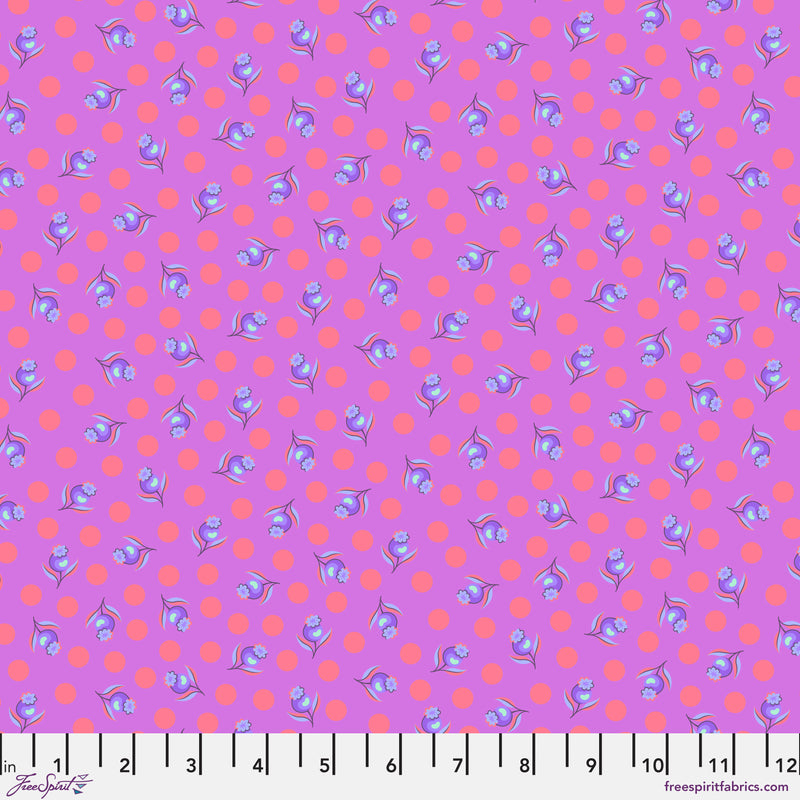 Impending Bloom Nova,
Tula Pinkin Untamed -kokoelman marjakuvioinen puuvillakangas neonkoraostuksilla ja geometrisilla kuvioilla.