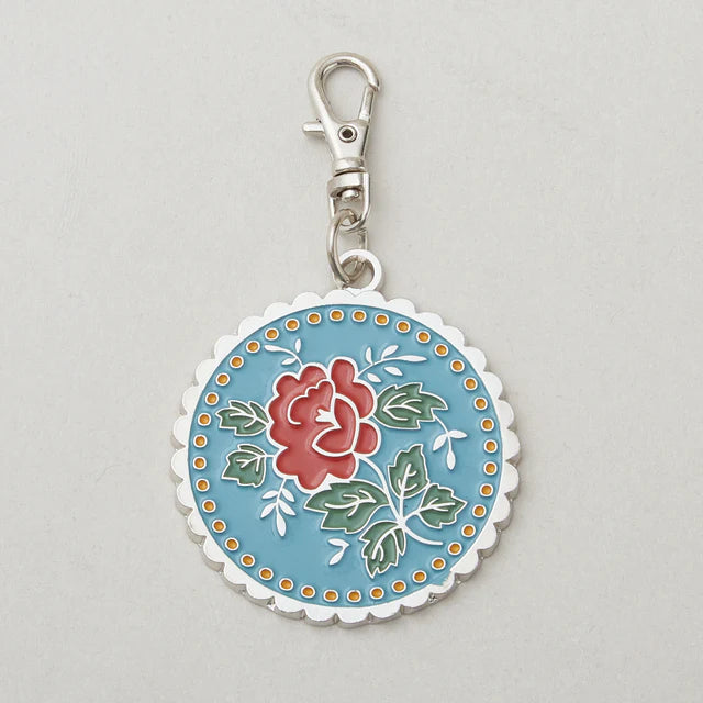 Lori Holt - Merchantile The Rose Enamel Happy Charm™ vetoketjun vedin
