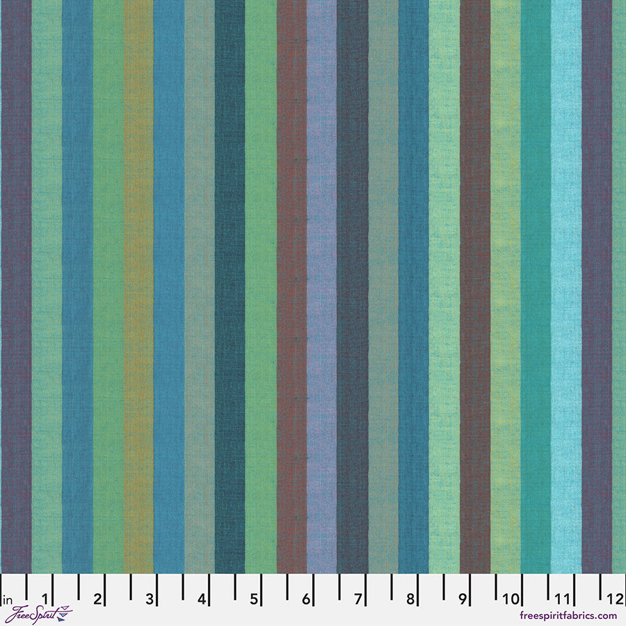 Kaffe Fassett Woven Stripes Broad Stripe Azure -kangas leveillä sinisen ja vihreän raidoilla, 100% puuvillaa, ihanteellinen tilkkutöihin ja ompeluprojekteihin.