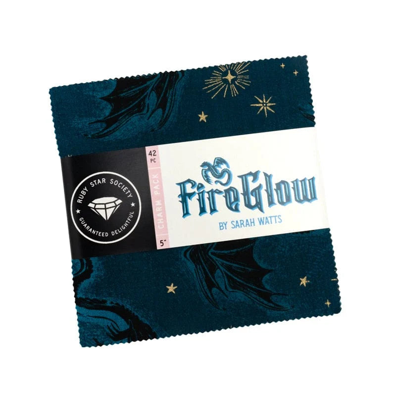 Ruby Star Society Fireglow Charm Pack -pakkaus, jossa tummansininen mustesävyinen kangas kultaisin tähtikuvioin, Sarah Wattsin nimi ja 42 kpl -merkintä