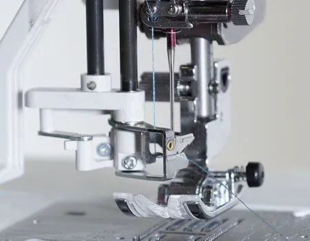 Janome Skyline S7 ompelukone – suuri ompelutila, LCD-näyttö ja monipuoliset ominaisuudet tilkkuiluun ja vaativaan ompeluun.