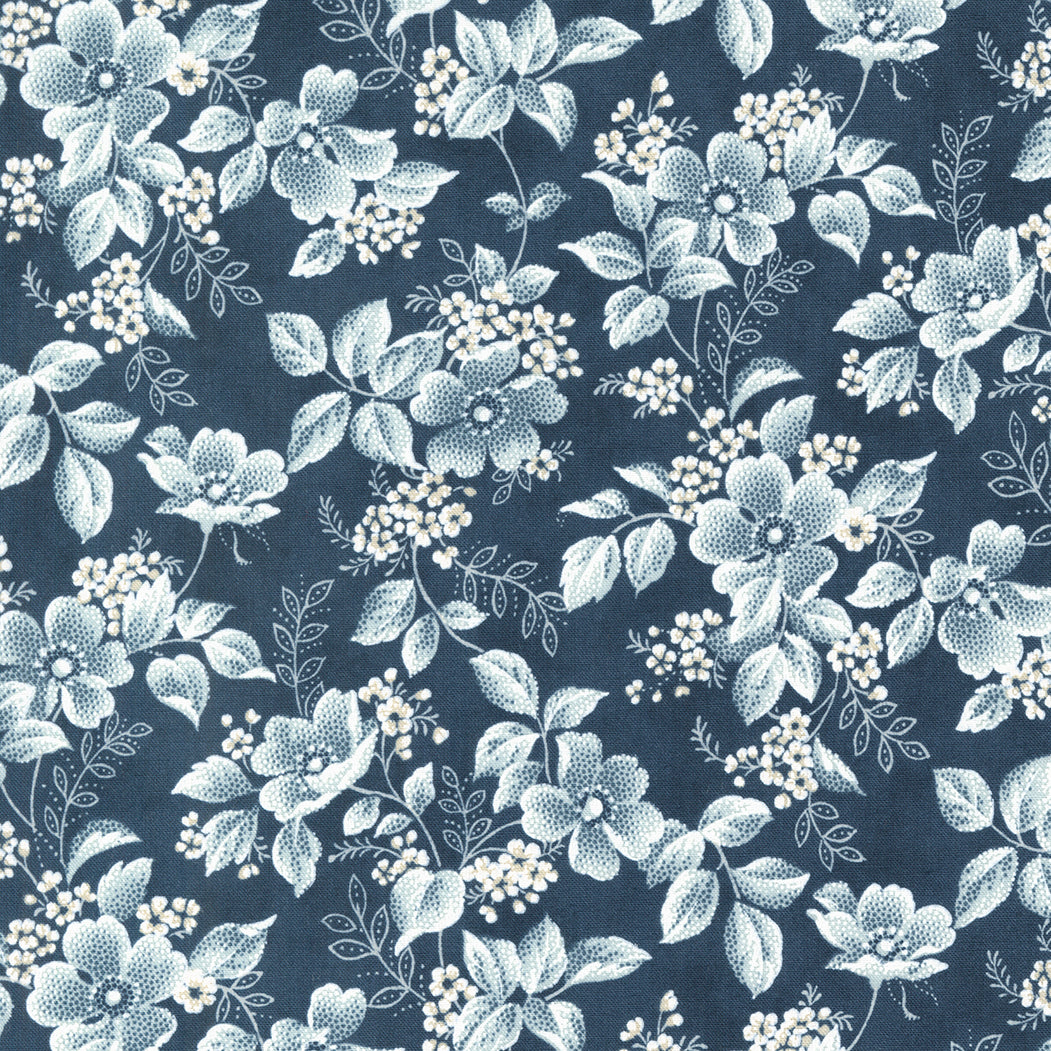 Tutustu 3 Sisters -suunnittelijan Cascade-kokoelman Delicate Blossoms Midnight -puuvillakankaaseen. Tämä tummansininen kangas, jossa on kaunis kukkaiskuvio, tuo tilkkutöihin ja käsitöihin ajattoman tyylikkyyden. Tilaa nyt!