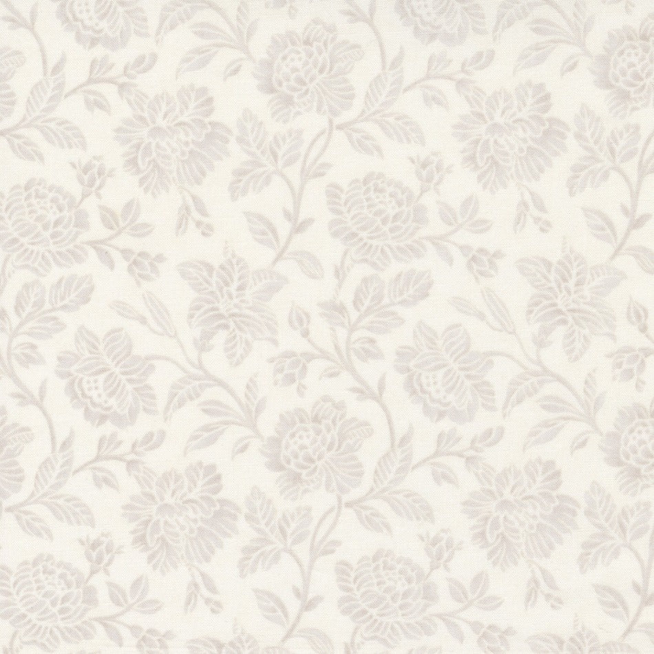 3 Sistersin Rendezvous-kokoelman 44303-11 Lavish Damask Porcelain -puuvillakangas, luonnonvalkoisella pohjalla hienoja vaalea ruusukuvioita.