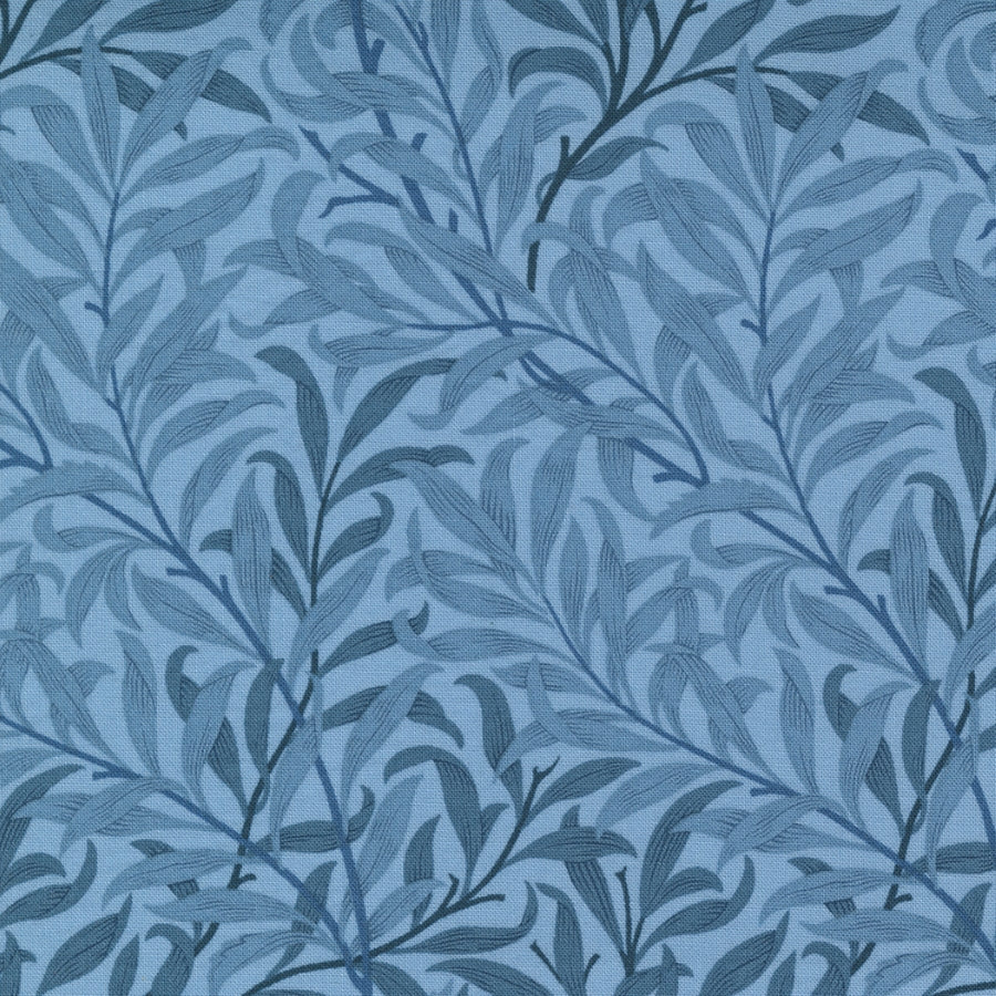 Barbara Brackmanin suunnittelema Best of Morris kokoelman Willow Boughs Indigo 8361-13 puuvillakangas, sininen lehdet