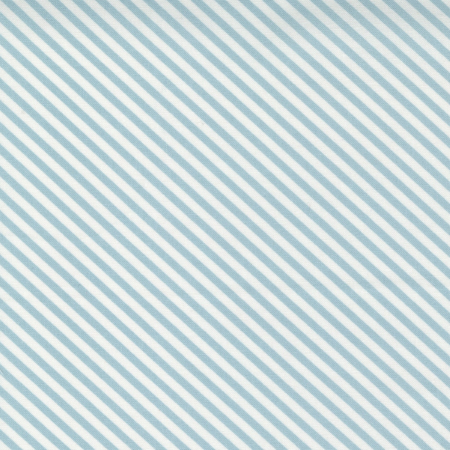 Aneela Hoeyn Make Time -kokoelman Diagonal Stripes Bluebell -puuvillakangas, vaaleansininen raidallinen kangas, täydellinen käsitöihin ja tilkkutöihin.