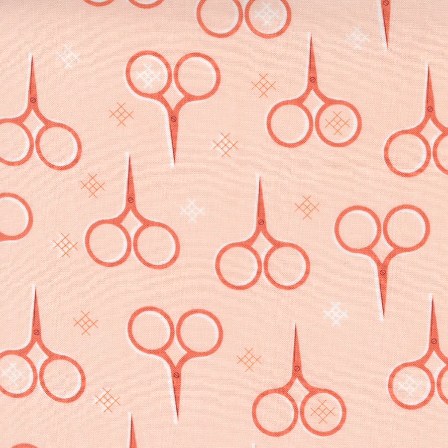 Aneela Hoeyn Make Time -kokoelman Scissors Blush -puuvillakangas, vaaleanpunainen kangas saksikuvioilla, täydellinen käsitöihin ja tilkkutöihin.