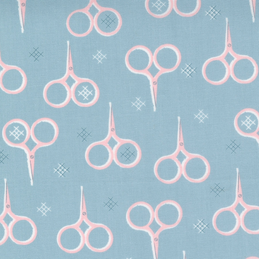 Aneela Hoeyn Make Time -kokoelman Scissors Bluebell -puuvillakangas, sininen kangas saksikuvioilla, täydellinen käsitöihin ja tilkkutöihin.
