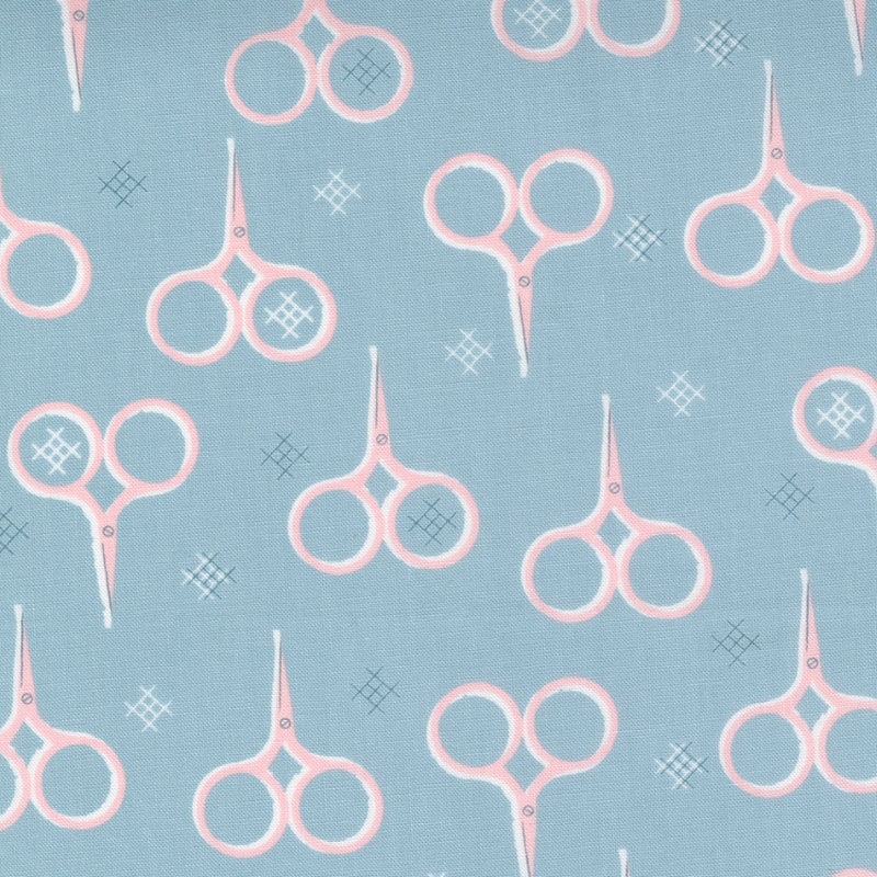 Aneela Hoeyn Make Time -kokoelman Scissors Bluebell -puuvillakangas, sininen kangas saksikuvioilla, täydellinen käsitöihin ja tilkkutöihin.