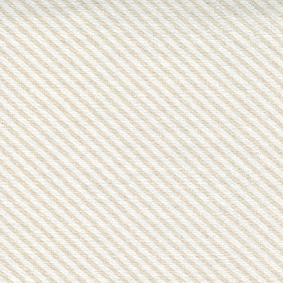 Aneela Hoeyn Make Time -kokoelman Diagonal Stripes Cloud -puuvillakangas, luonnonvalkoinen raidallinen kangas, täydellinen käsitöihin ja tilkkutöihin.